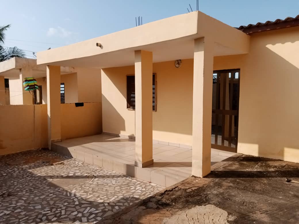 Mini Villa de 02 Chambres Salon WCD cuisine terrasse à Lomé