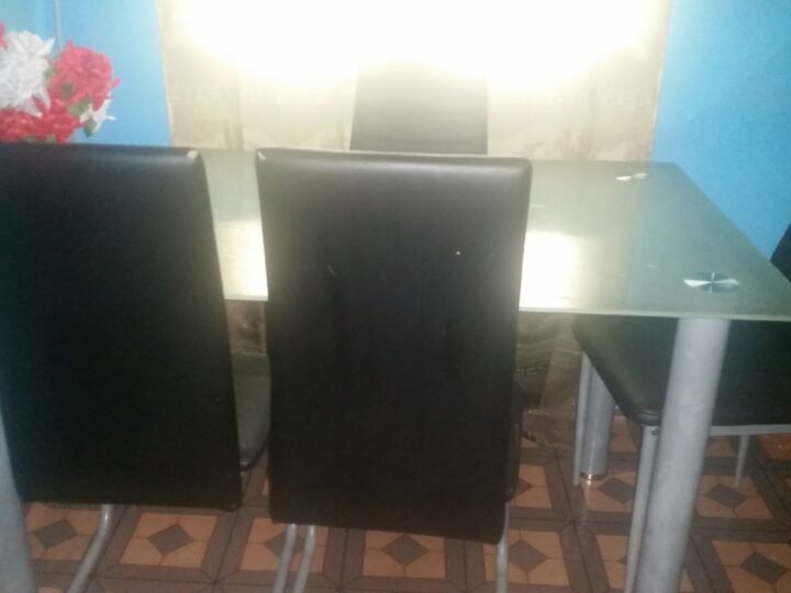 À vendre table à manger très clean venu d&rsquo;Europe.