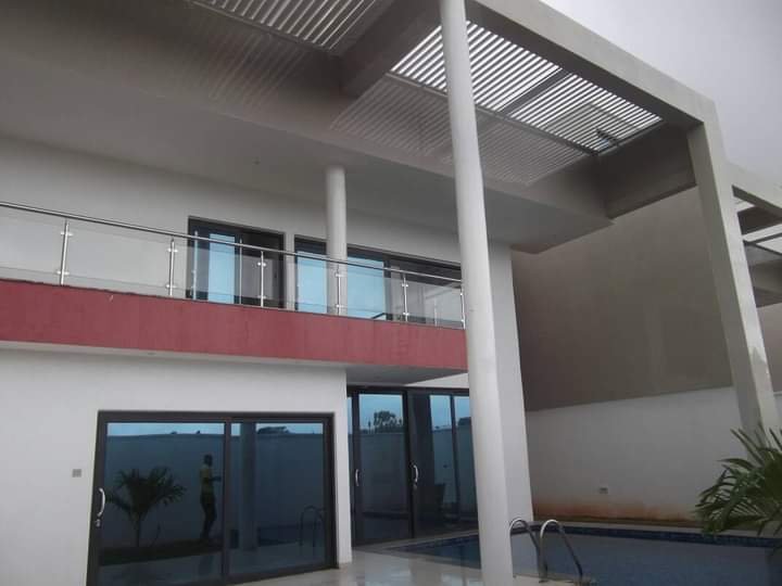 Villa duplex avec piscine à la cité OUA et KÉGUÉ