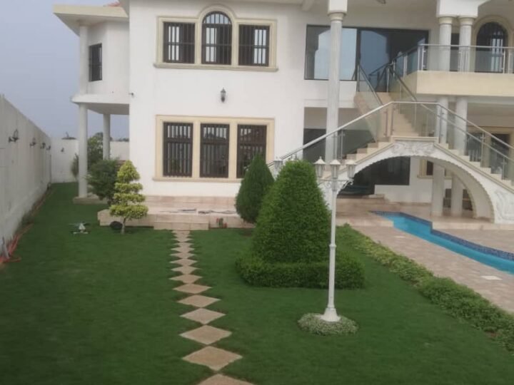 Villa duplex bien propre+piscine et jardin à baguida