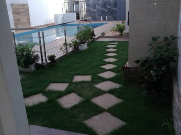Villa R+3 de haut standing avec piscine+jardin à agoè assiyéyé