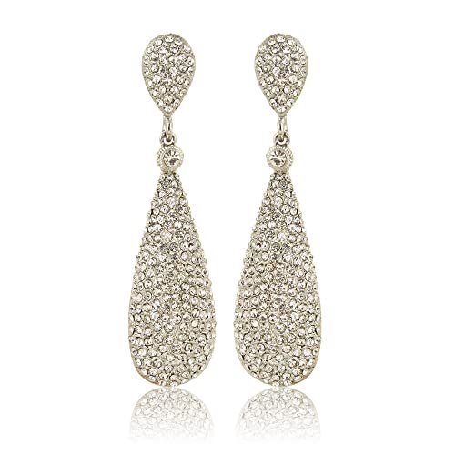 Bouc d&rsquo;oreilles, bague de fiançailles, produits de maquillage