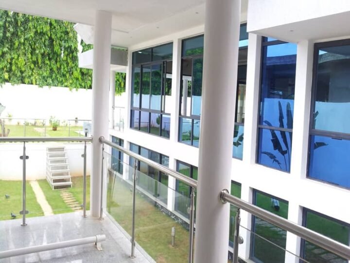 Villa propre souterrain avec piscine et joli jardin à la caisse