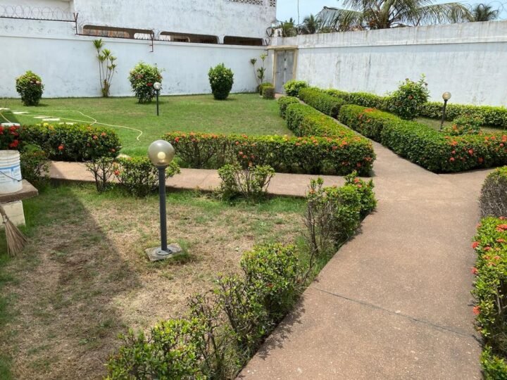 Villa MEUBLÉE avec grand jardin à baguida