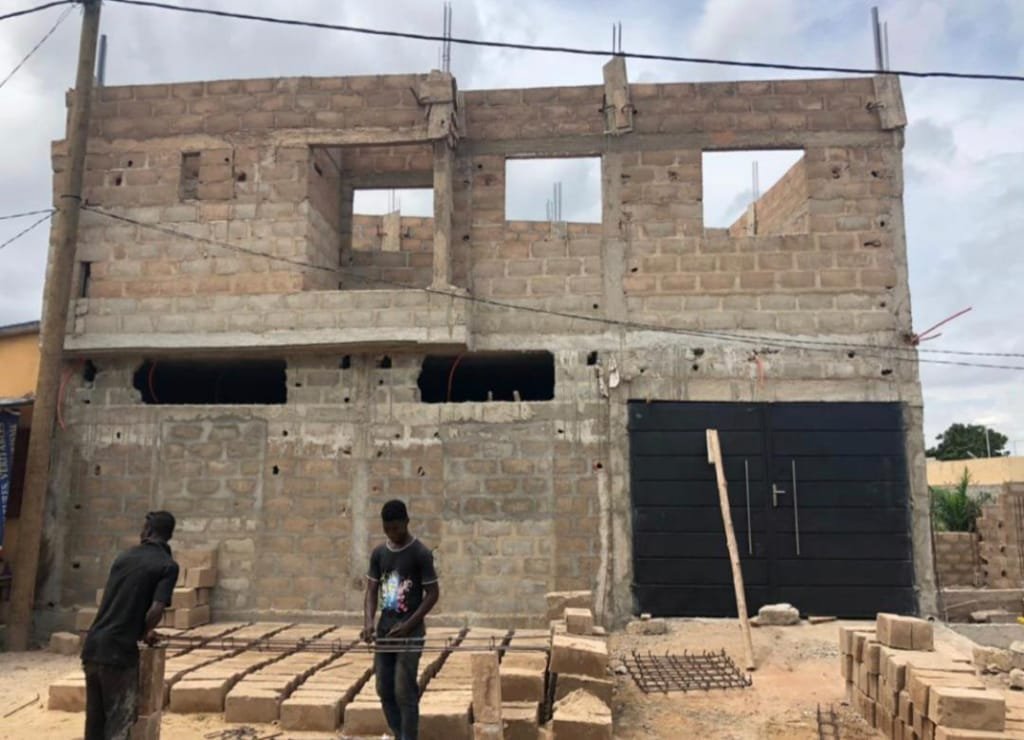 Maison a etage inachevee en vente a lomé agoe legbassito