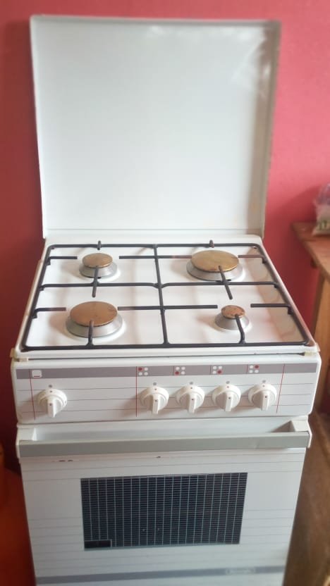 Cuisinière à Gaz 4 Feux Avec Four Delonghi