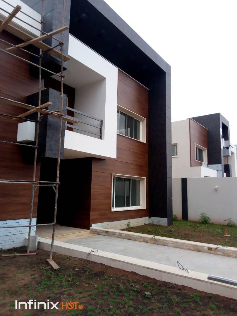 Vente d&rsquo;une Belle villa duplex avec piscine et jardin à la caisse