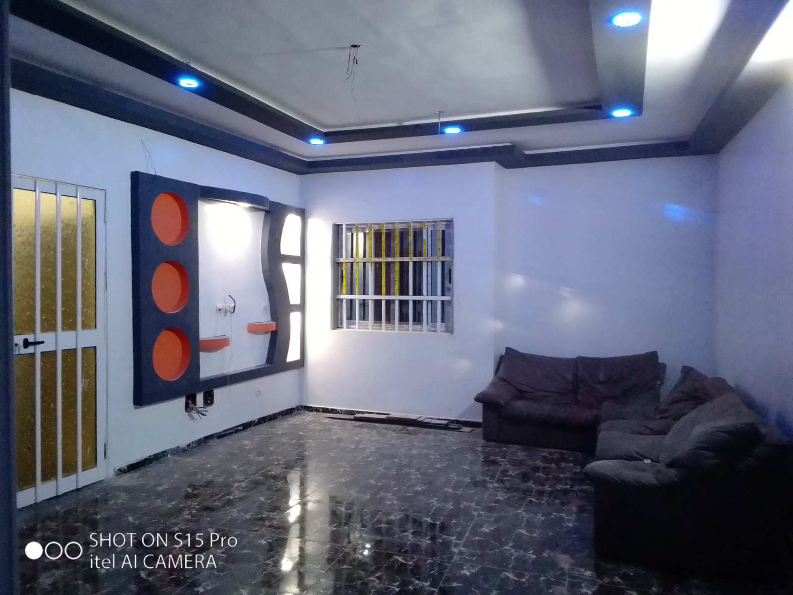 2CHAMBRES SALON WCD CUISINE INTERNE BIEN PROPRE À LÉGBASITO