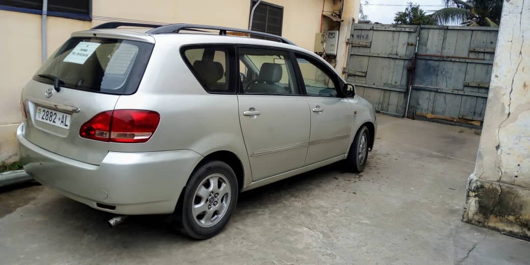 Toyata Avensis verso