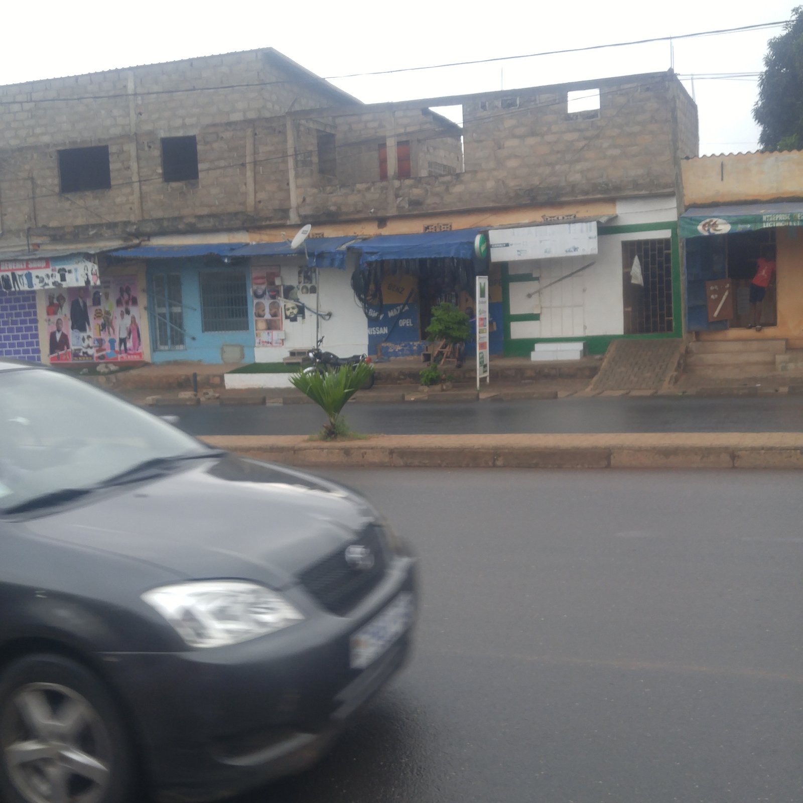 Terrain en vente a lomé en face du goudron