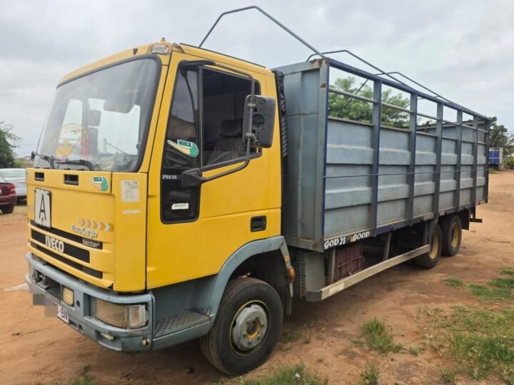CAMION IVECO ,MODEL TRANSPORTEUR 2004