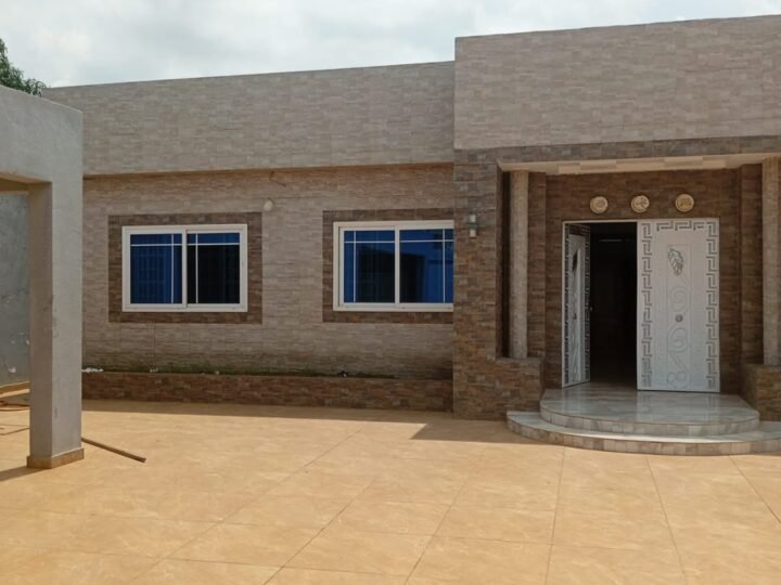 VILLA DE 04 CHAMBRES SALON EN VENTE À BAGUIDA