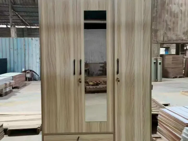 ARMOIRE EN BOIS 3 BATTANTS AVEC MIRROIR ET 2 TIROIRS