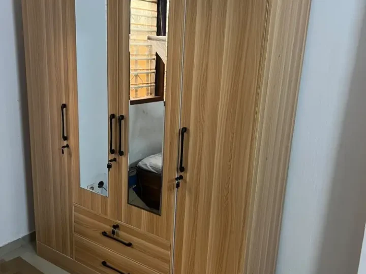 ARMOIRE EN BOIS 4 BATTANTS AVEC MIRROIR ET 2 TIROIRS